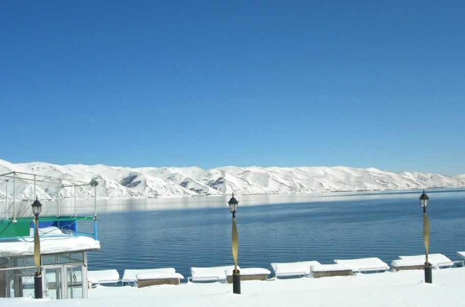 Озеро Севан зимой